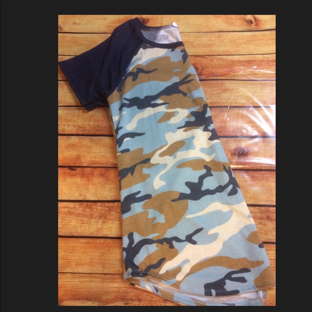 New- Plus size Camo print Raglan Sleeve Top
